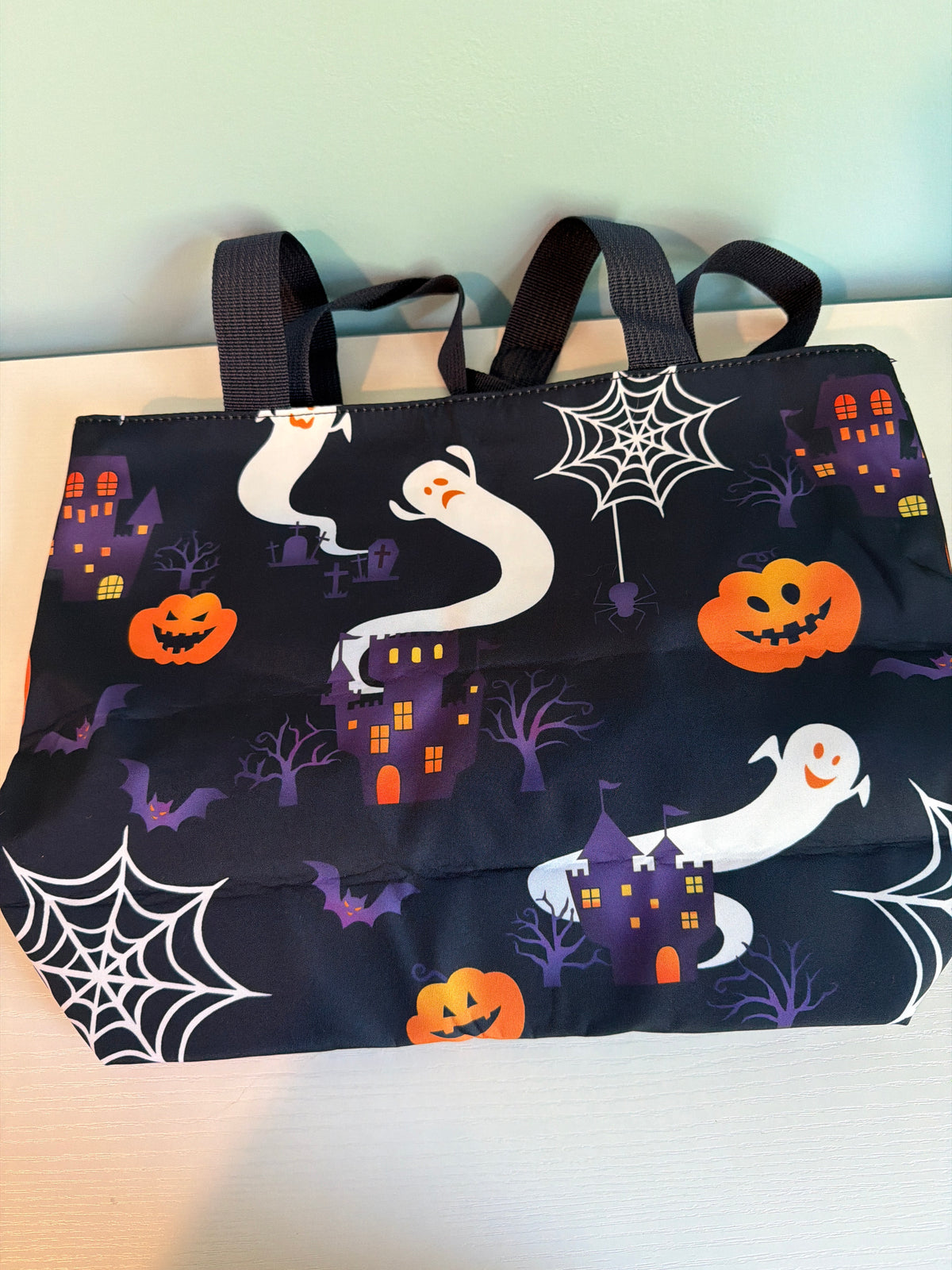 Tote bag with zipper